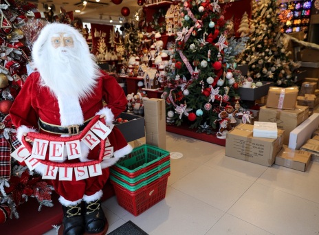 Κατάστημα με χριστουγεννιάτικα είδη 