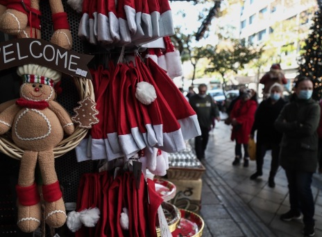 Στιγμιότυπο από το άνοιγμα των εποχικών καταστημάτων