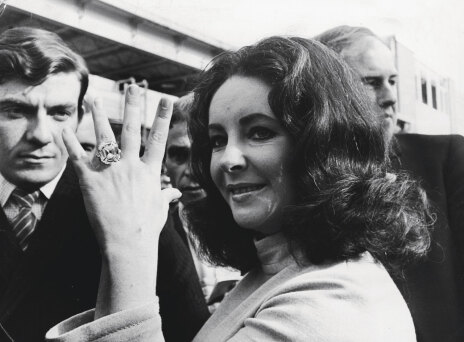 Η Elizabeth Τaylor με τεράστιο διαμαντένιο δαχτυλίδι ©Getty Images/ Express Newspapers/Hulton Archive