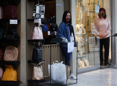 Click away και εμπορικά καταστήματα: Με μάσκα για τον κορωνοϊό και αντισηπτικό, πωλήτρια περιμένει σε ειδική θέση στην είσοδο τον καταναλωτή για την παράδοση του προϊόντος