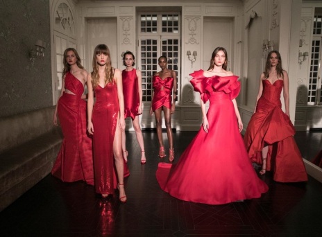 Μοντέλα με κόκκινα φορέματα Celia Kritharioti