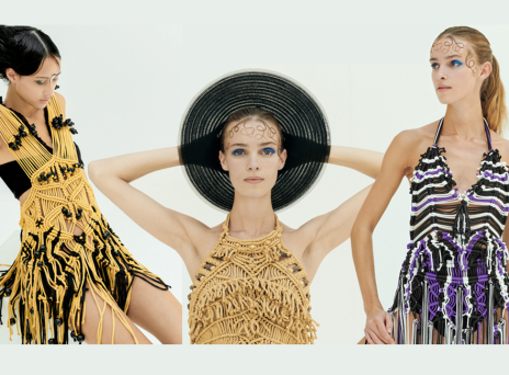 Μοντέλο με καπέλο και ρούχα μακραμέ Karima