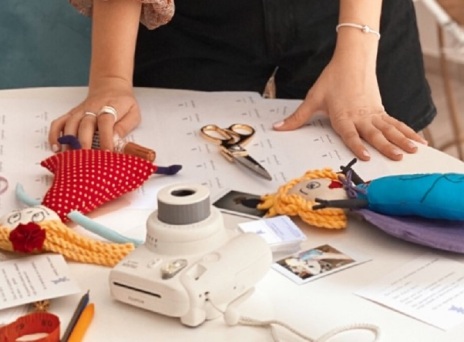 Τραπέζι με κινητό, φωτογραφική μηχανή, κουκλάκια