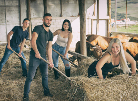 Λάρισα: Σέξι αγρότες και αγρότισσες στο ημερολόγιο του Πολιτιστικού Συλλόγου Σκοπιάς Φαρσάλων