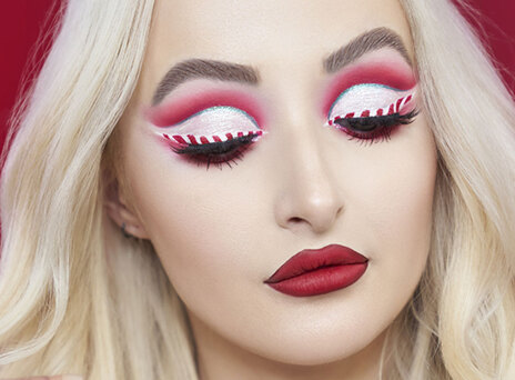 ξανθιά γυναίκα βαμμένη με χριστουγεννιάτικο στιλ