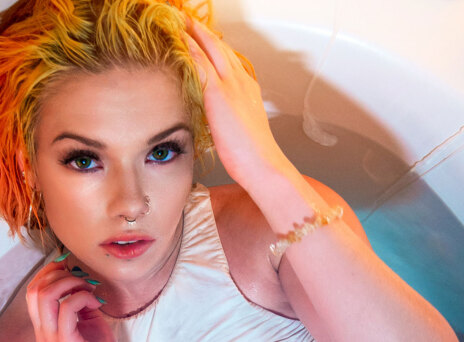 Κοπέλα ξαπλωμένη μέσα σε μπανιέρα