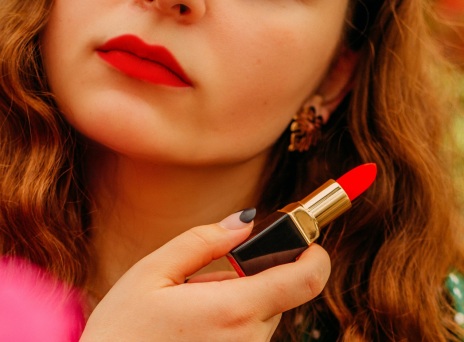 Γυναίκα κρατάει ανοιχτό κραγιόν