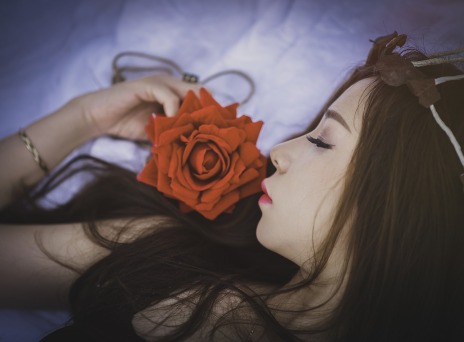 Τι δεν πρέπει να κάνεις στα μαλλιά σου πριν κοιμηθείς