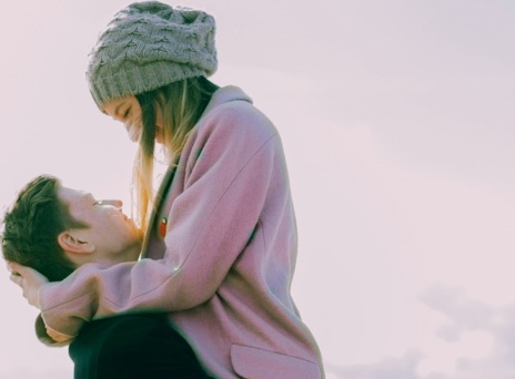 Αγκαλιασμένο ζευγάρι άντρα-γυναίκα