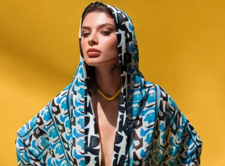 The Artians: Τα χειροποίητα ρούχα της Κωνσταντίνας Καμπισοπούλου