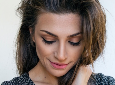 Μελαχρινή γυναίκα με σκυμένο το κεφάλι