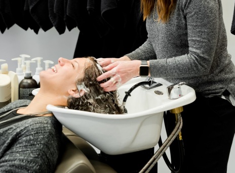 Κομμώτρια λούζει κοπέλα σε λουτήρα κομμωτηρίου