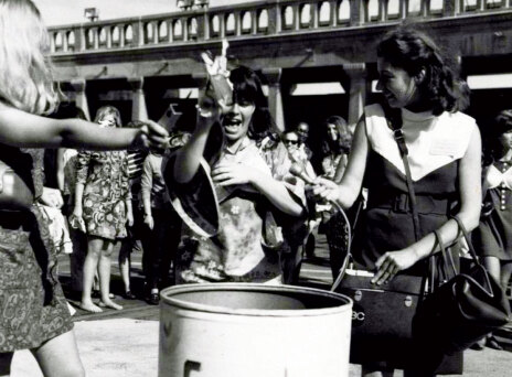 Ασπρόμαυρη φωτογραφία με κοπέλες που καίνε σουτιέν σε σιδερένιο κάδο