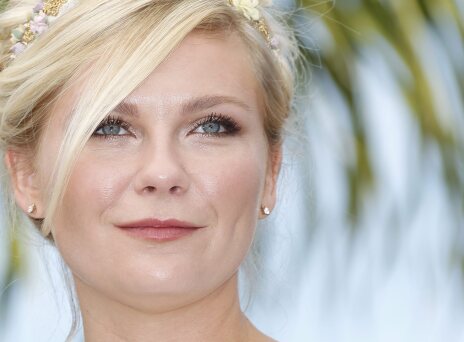 Η Κίρστεν Ντανστ ανακοίνωσε την εγκυμοσύνη της με γκλαμ τρόπο