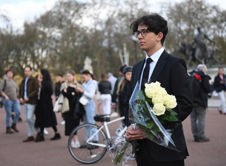 Πολίτες αφήνουν λουλούδια έξω από το παλάτι του Μπάκιγχαμ 