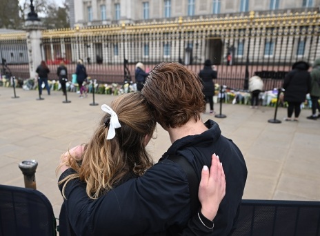 Πολίτες αφήνουν λουλούδια έξω από το Μπάκιγχαμ στη μνήμη του πρίγκιπα Φίλιππου