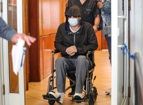 Μπραντ Πιτ - Με σκούφο, γυαλιά ηλίου και μάσκα για τον κορωνοϊό βγήκε με καροτσάκι από το ιατρείο