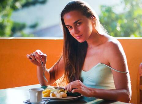 Γυναίκα που τρώει πρωινό