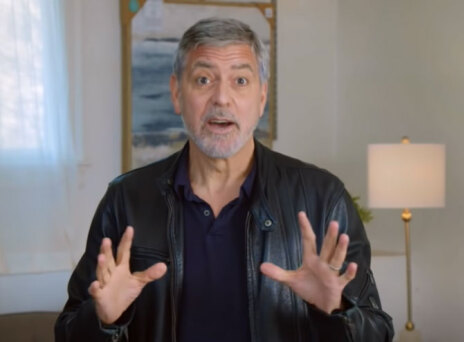 Εμμονικός ο Τζορτζ Κλούνεϊ με τον Μπραντ Πιτ, φτάνει στα όριά του τον συγκάτοικό του, Μπάιρον, εν μέσω καραντίνας για τον κορωνοϊό, στο νέο διαφημιστικό σκετς που πρωταγωνιστεί