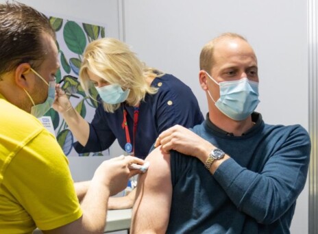 Ο Πρίγκιπας Ουίλιαμ τη στιγμή που λαμβάνει την πρώτη δόση του εμβολίου κατά του κορωνοϊού