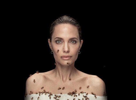 H Αντζελίνα Τζολί με μέλισσες στο πρόσωπο και το σώμα