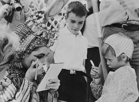 Η Ελίζαμπεθ Τέιλορ βάζει make up στα γυρίσματα της ταινίας Cleopatra, 1962