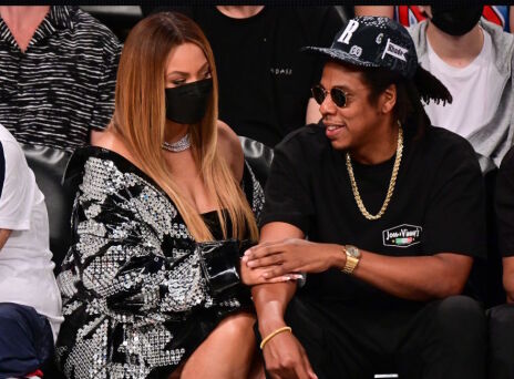 Η Beyoncé στο γήπεδο με δερμάτινα, κρύσταλλα και Louboutin