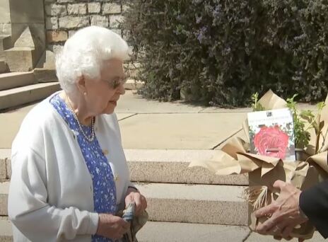 Η βασίλισσα Ελισάβετ και το τριαντάφυλλο για τον πρίγκιπα Φίλιππο