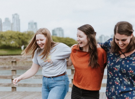 Γυναίκες αγκαλιά γελάνε