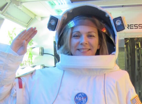 Η Κιμ Κατράλ πηγαίνει στο φεγγάρι