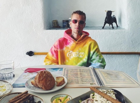 Ο τραγουδιστής Τζάστιν Μπίμπερ σε ταβερνάκι της Μήλου 