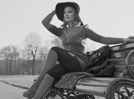 Η Raffaella Carra σε παγκάκι στο Λονδίνο, 17 Ιανουαρίου 1972