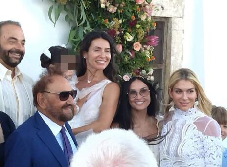 Η Ντέμι Μουρ έγινε νονά στην Κρήτη - Η φωτογραφία με τη νεοφώτιστη και τις συγκουμπάρες της