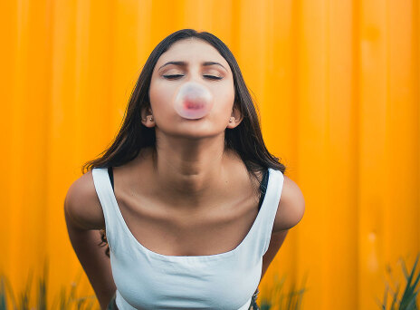 Κορίτσι κάνει τσιχλόφουσκα