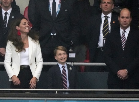 Ο πρίγκιπας Τζορτζ με τους γονείς του, Ουίλιαμ και Κέιτ Μίντλετον 