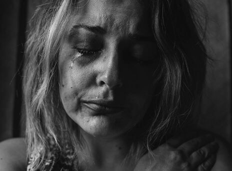 Ασπρόμαυρη φωτογραφία γυναίκας που κλαίει