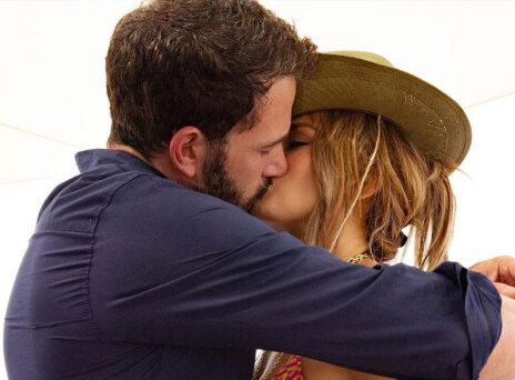 Η Τζένιφερ Λόπεζ, στην αγκαλιά του Μπεν Άφλεκ - Το φιλί για τα γενέθλιά της που άναψε «φωτιές» στο Instagram