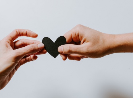 Χέρια κρατούν χάρτινη καρδιά