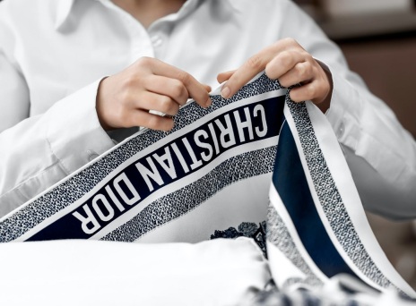 Γυναίκα κρατάει φουλάρι Christian Dior