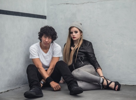 Άντρας και γυναίκα καθισμένοι στο πάτωμα