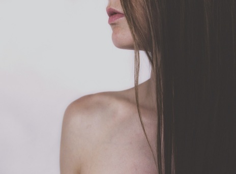 Πρόσωπο γυναίκας με μαύρα μαλλιά