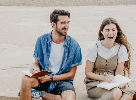 Άντρας και γυναίκα γελούν