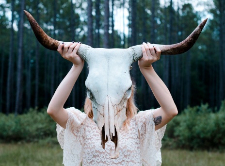 Κοπέλα κρατάει κρανίο ζώου με κέρατα