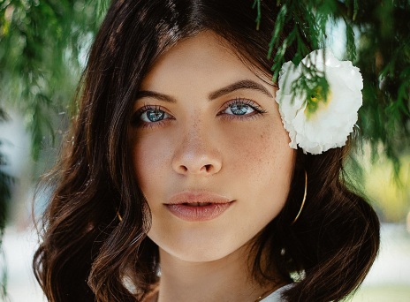 Κοπέλα με μπλε μάτια