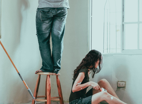 Ζευγάρι φτιάχνει το σπίτι του