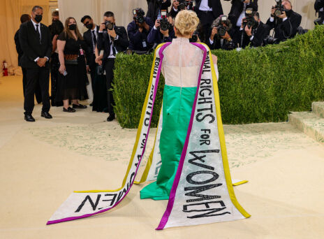 5 σύνολα με κοινωνικό μήνυμα στο φετινό Met Gala