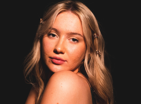 Κοπέλα με ακμή στο πρόσωπο