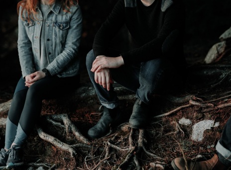 Άντρας και γυναίκα καθιστοί