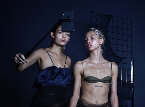 Nensi Dojaka: Γιατί όλες θέλουν να φορέσουν ρούχο της;