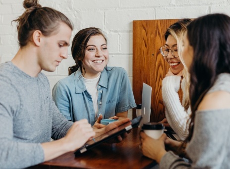 Άντρες και γυναίκες σε τραπέζι μιλούν